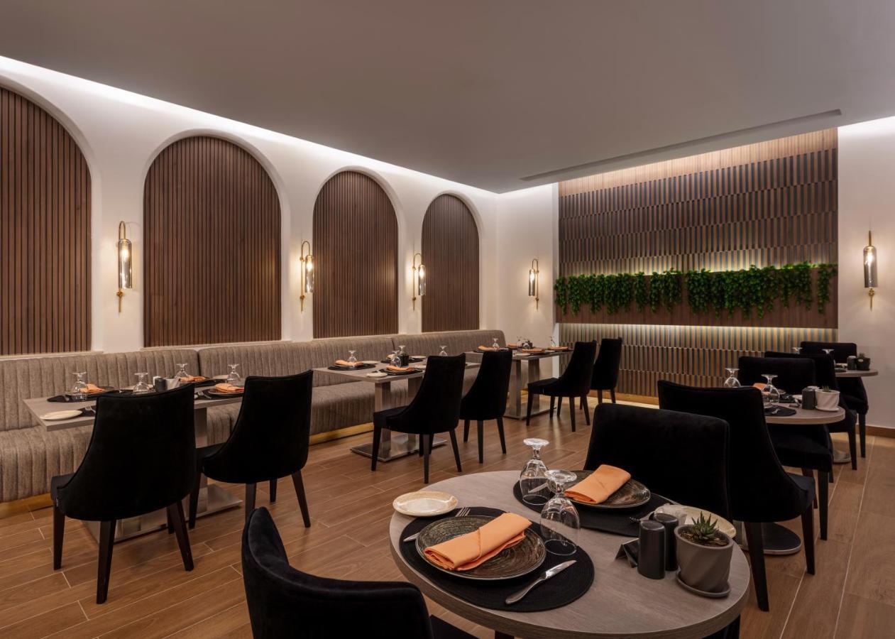슈타인버그 나일 팰리스 호텔 룩소르 외부 사진 The interior of the restaurant