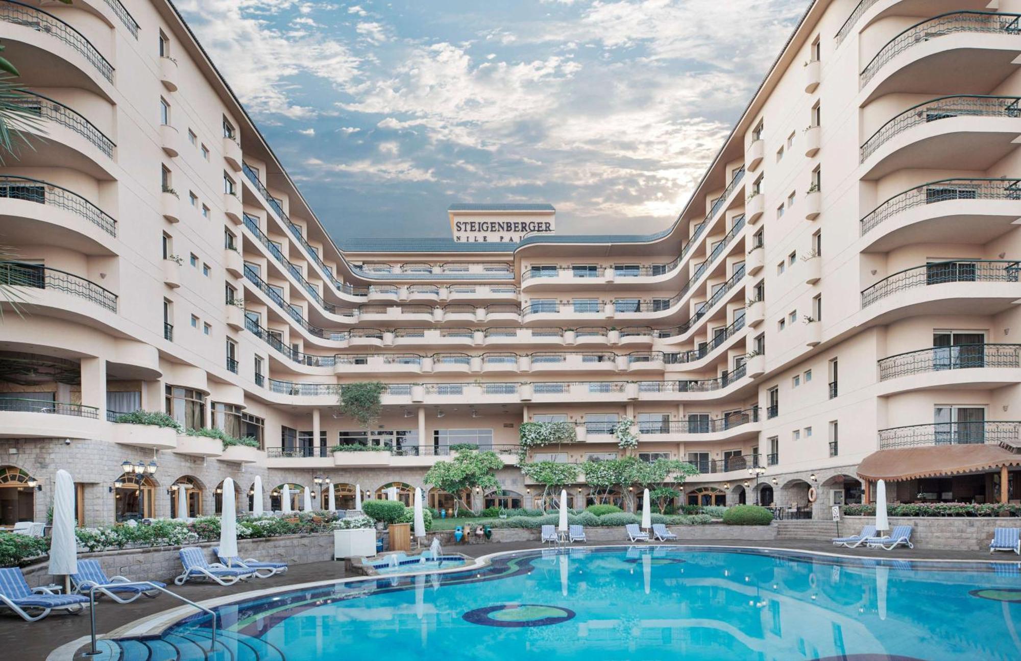 슈타인버그 나일 팰리스 호텔 룩소르 외부 사진 The hotel's pool